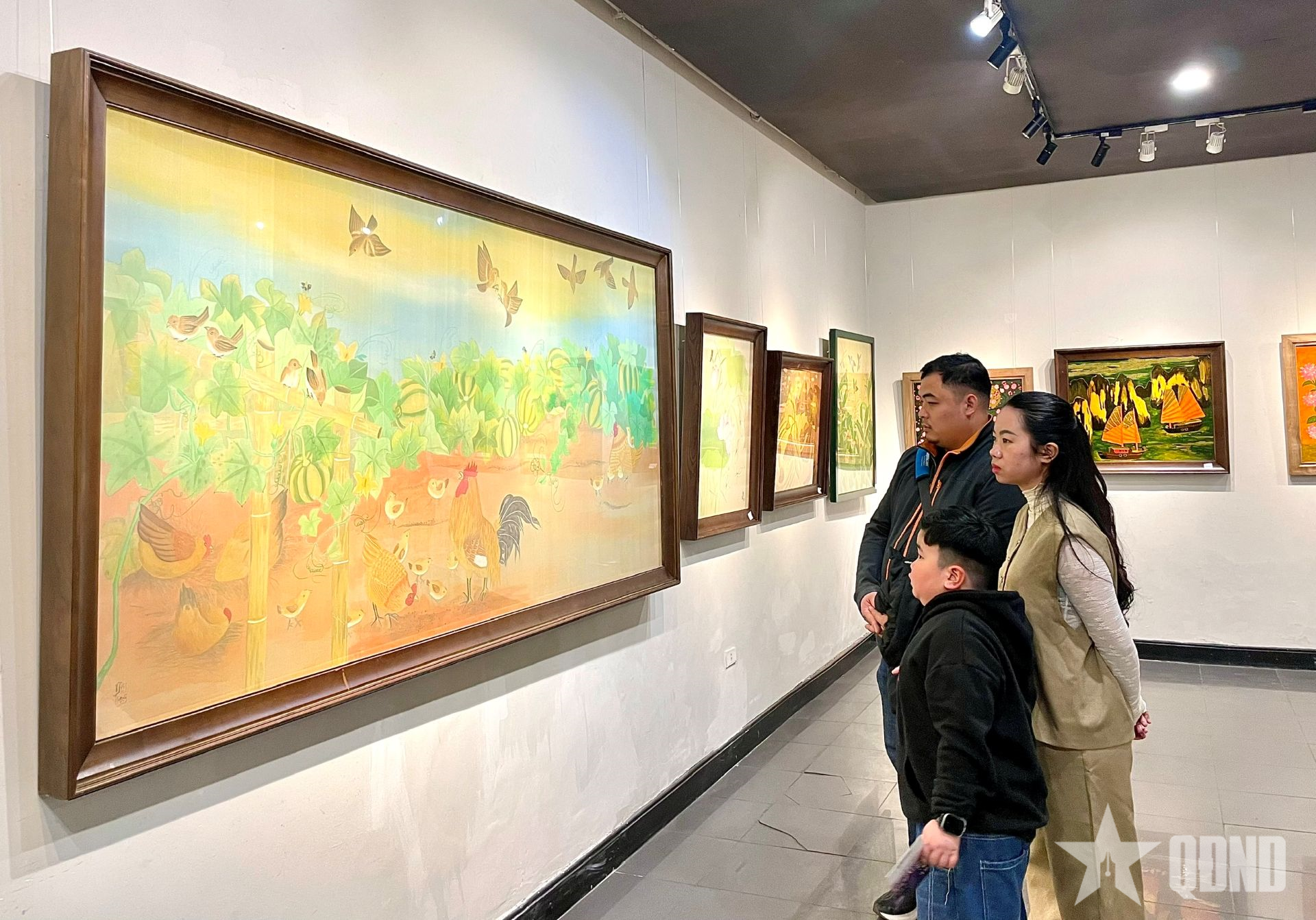 Triển lãm “Hoa nguyệt” lưu giữ chuyển động cuộc sống